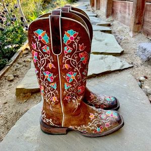 Square toe Ariat flower boots